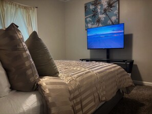 3 bedrooms, iron/ironing board, WiFi, bed sheets