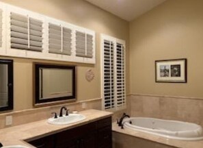 Shower, hair dryer, towels, soap - Spacious 5-bedroom estate in superb Indio with Swimming Pool, Jacuzzi and more! (Indio)