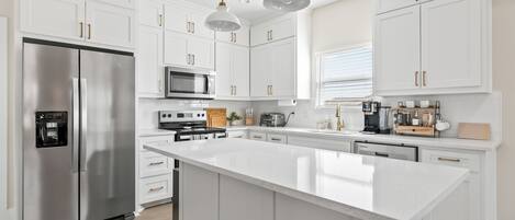 Réfrigérateur, four à micro-ondes, un four, surface de cuisson