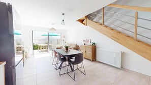 Dining - Merlyne Beach Villa 7 (Saint-Gilles-Croix-de-Vie)