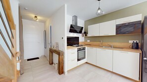 Een koelkast, een microgolfoven, een oven, een vaatwasser