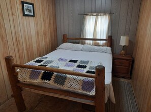 3 bedrooms, WiFi, bed sheets - Lakefront 3-bedroom cabin on Crow Lake #4 Bull Moose Lodge (Sioux Narrows-Nestor Falls)