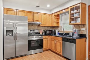 Jääkaappi, mikroaaltouuni, uuni, liesi