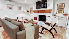 Fernseher, Kamin, Bücher