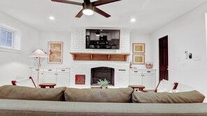 Fernseher, Kamin, Bücher