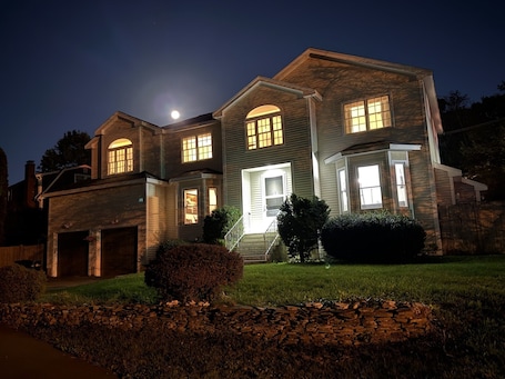 Exterior. Spacious 6 BR·7 Beds·3.5 BA house in charming Marblehead & Near Salem & Beaches