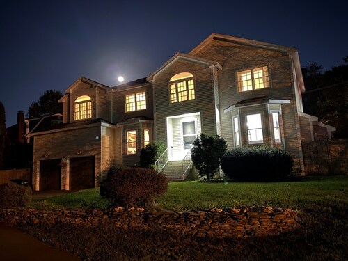 Spacious 6 BR·7 Beds·3.5 BA house in charming Marblehead & Near Salem & Beaches