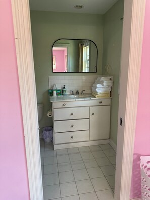 Douche, baignoire à jets, sèche-cheveux, serviettes fournies