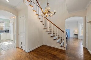 Interior - Spacious 6 BR·7 Beds·3.5 BA house in charming Marblehead & Near Salem & Beaches (marblehead)