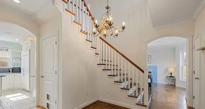 Spacious 6 bedroom 4.5 bath house in charming Marblehead & close to the ocean
