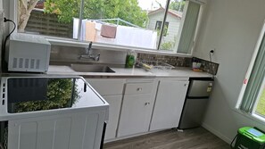 Apartment | Private kitchen | Electric kettle - Small 2 bedroom flat 7a Rangiatea Road (Auckland)