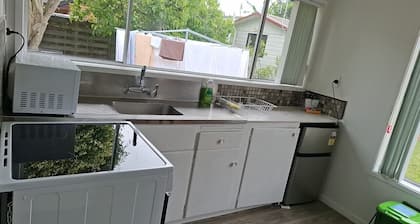 Small 2 bedroom flat 7a Rangiatea Road