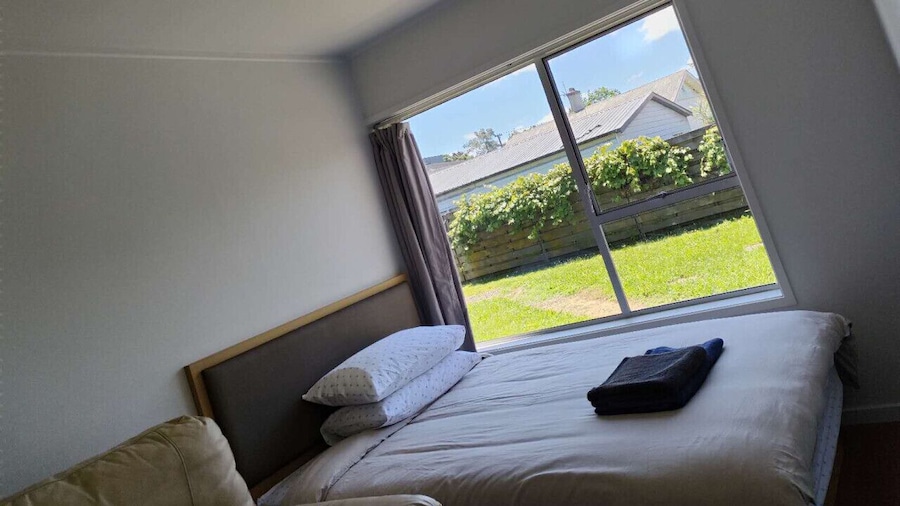 Small 2 bedroom flat 7a Rangiatea Road