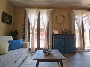 A living room with a sofa, a coffee table, and a cabinet. - Loft Belterra (Val'Quirico)
