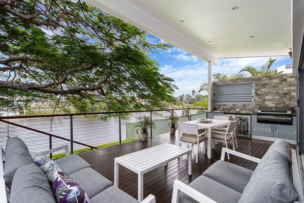 Outdoor dining - Mermaid Waters Waterfront Hideaway (Mermaid Waters)