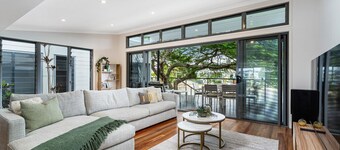 Mermaid Waters Waterfront Hideaway