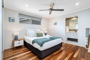 3 bedrooms, desk, iron/ironing board, free WiFi - Mermaid Waters Waterfront Hideaway (Mermaid Waters)