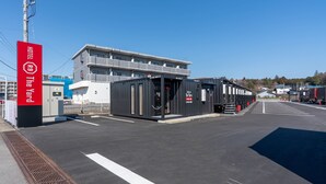 A modern hotel with a large building and shipping containers. - HOTEL R9 The Yard Otawara (Otawara)