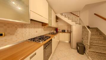 Frigorifero, microonde, forno, piano cottura