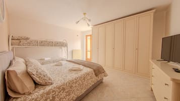 2 bedrooms, desk, internet, bed sheets