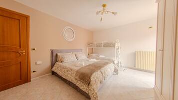 2 bedrooms, desk, internet, bed sheets