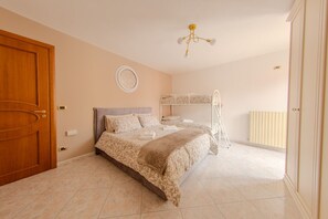 2 slaapkamers, een bureau, wifi, beddengoed