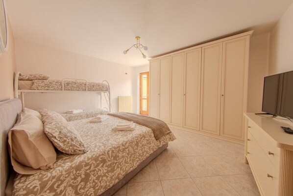 2 habitaciones, escritorio, internet y ropa de cama 