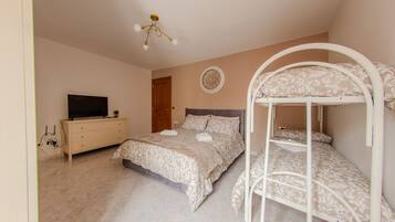 2 camere, una scrivania, accesso a Internet, lenzuola