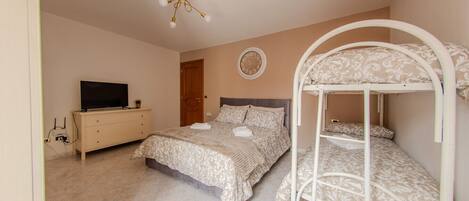 2 habitaciones, escritorio, acceso a internet y ropa de cama