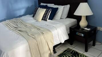 Standard Studio, 1 King Bed, Non Smoking, Courtyard View | Iron/ironing board, free WiFi