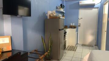 Daily English breakfast (USD 16 per person)