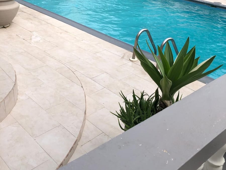 Una piscina al aire libre, sombrillas, tumbonas