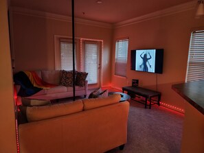 Smart-TV, Tischfußball, Bücher, Computerbildschirme