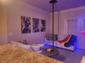 Smart TV, futbolito, libros, monitor de computadora