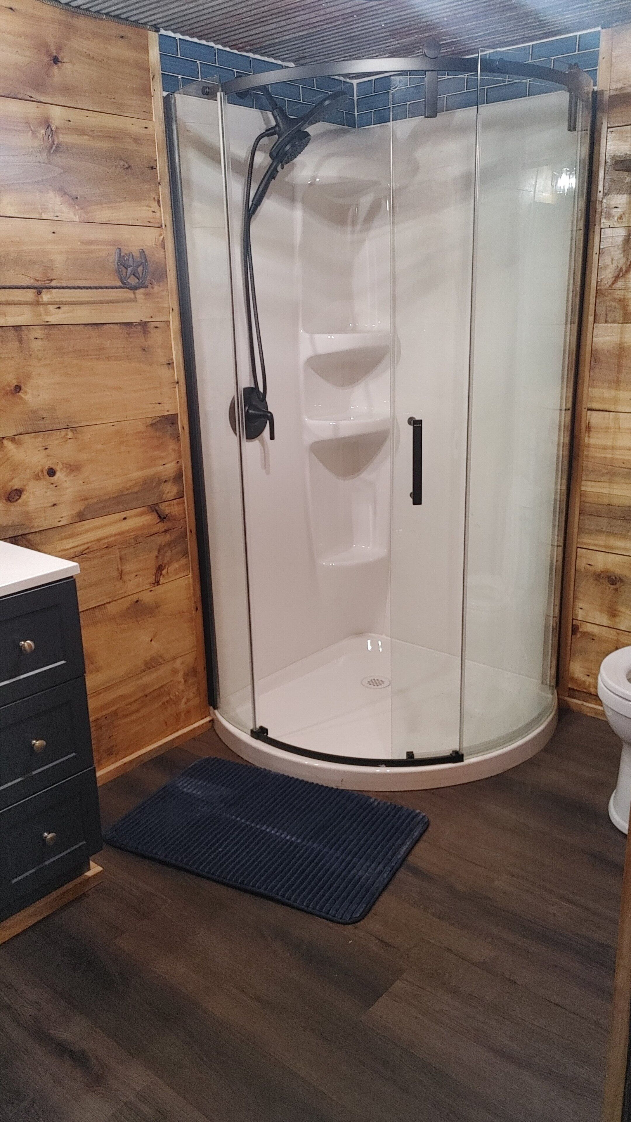 Een douche, handdoeken, zeep, toiletpapier