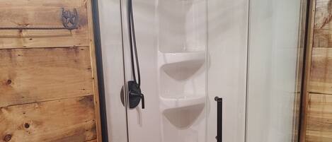 Douche, serviettes fournies, savon, papier toilette