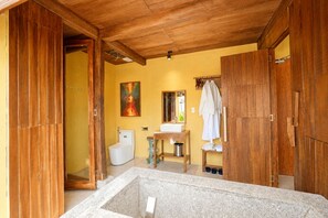 Deluxe Double Room With Valley View | Banheiro | Produtos de toalete grátis, secador de cabelo, chinelos, bidê