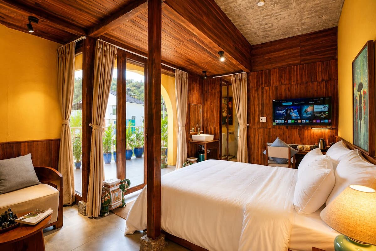 Standard Double with Balcony | In-room safe, desk, laptop workspace, soundproofing