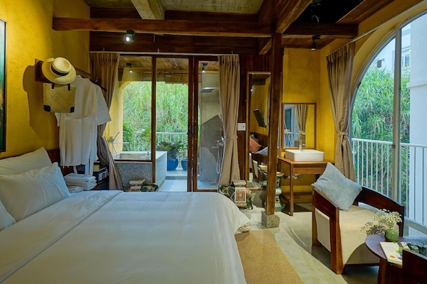 Caja de seguridad en la habitación y escritorio