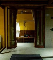 Lúxusherbergi með tvíbreiðu rúmi - 1 stórt tvíbreitt rúm - svalir - útsýni yfir dal | Baðherbergi | Snyrtivörur án endurgjalds, hárblásari, inniskór, handklæði