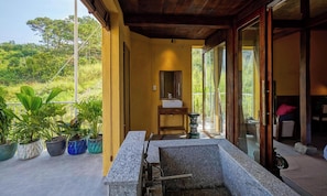 Chambre Deluxe double, vue sur la vallée | Salle de bain | Articles de toilette (gratuits), séchoir à cheveux, pantoufles, bidet