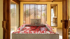 Deluxe Double Room with Forest | Bathroom
