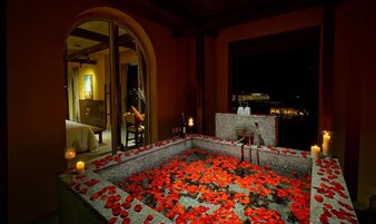 Lúxusherbergi með tvíbreiðu rúmi - 1 stórt tvíbreitt rúm - svalir - útsýni yfir dal | Baðherbergi | Snyrtivörur án endurgjalds, hárblásari, inniskór, handklæði