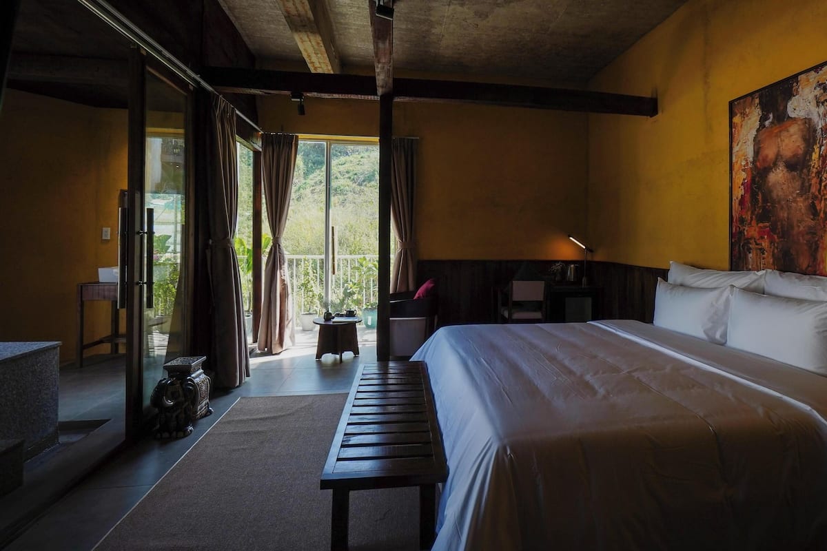 In-room safe, desk, laptop workspace, soundproofing