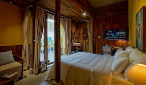 Chambre supérieure double, balcon, vue sur la cour intérieure | Coffre-fort, bureau, espace de travail pour ordinateurs portables
