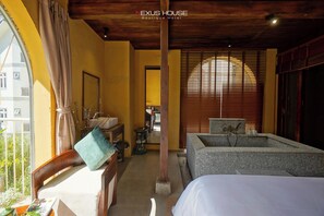 Caja de seguridad en la habitación y escritorio 