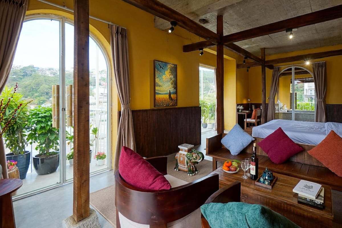 Habitación de lujo doble, 1 cama de matrimonio grande, balcón, vistas al valle | Caja fuerte, escritorio, espacio para trabajar con un portátil
