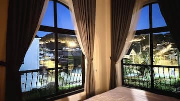 Habitación Deluxe doble, balcón | Sistema de insonorización y wifi gratis