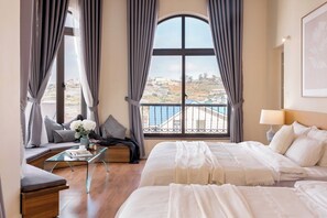 Deluxe vierpersoonskamer, balkon | Geluiddichte muren, gratis wifi
