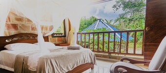 HABITACION COLIBRI REAL CON VISTA AL LAGO Y BOSQUE, CON ZONA DE COMEDOR PRIVADA